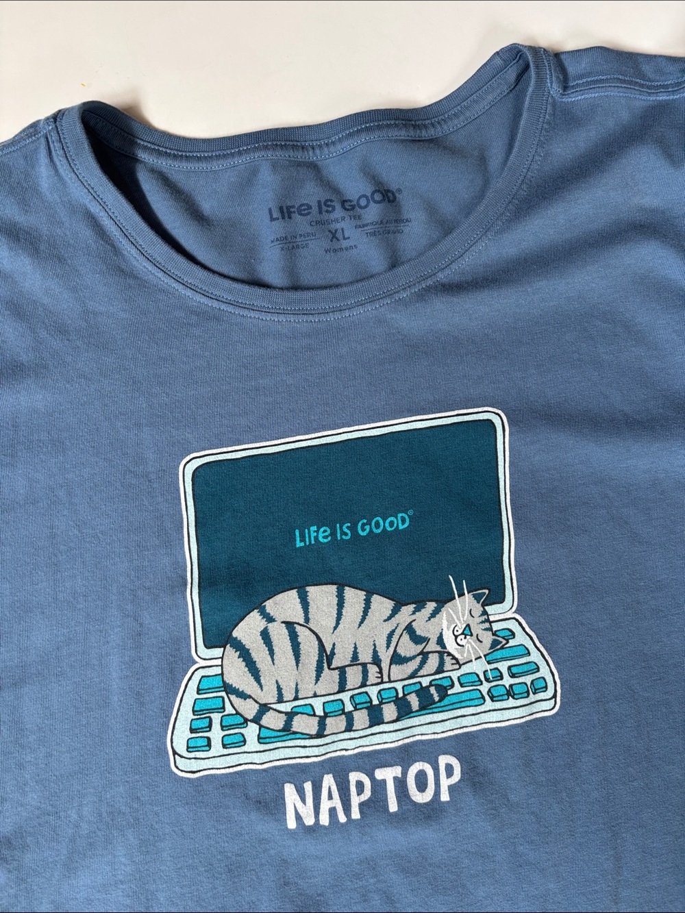 Life Is Good Naptop Cat Nap Laptop Blue Crusher Short Sleeve Tshirt Women’s XL